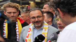 Bakan Kasapoğlu, Göztepeli taraftarla buluştu, İzmirin spor markasını birlikte yükselteceğiz dedi