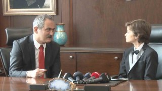 Bakan Özer, koltuğunu 5inci sınıf öğrencisi Kaan Can İle devretti