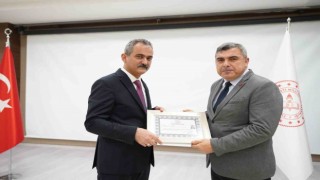 Bakan Özerden Müdür Sünnetciye başarı belgesi