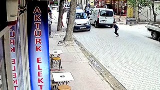 Balıkesirde 7 yaşındaki çocuğun aracın altında kaldığı kaza kamerada