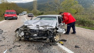 Balıkesirde otomobiller kafa kafaya çarpıştı: 1 ölü, 1 yaralı