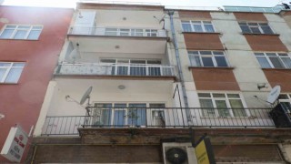 Balkon betonundan çıkan ağaç görenleri hayrete düşürüyor