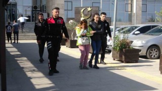 Balkona götürüp seni buradan atarım diyen kocasını bıçakladı