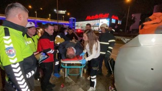 Bariyerlere çarpan hafif ticari araç devrildi : 1 yaralı