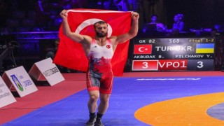 BARÜ mezunu milli güreşçi Burhan Akbudak, Avrupa şampiyonu oldu