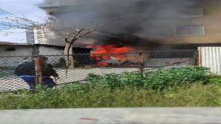 Başakşehirde evin bahçesinde park halinde olan otomobil alev topuna döndü