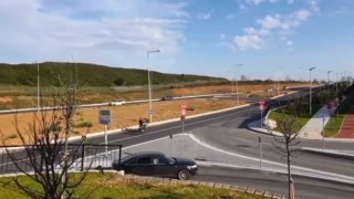 Başakşehirde ön kaldıran motosiklet sürücüsünün kaza anı kamerada