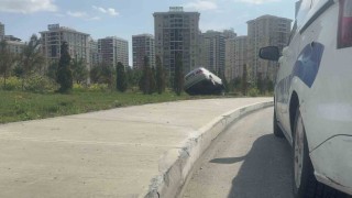 Başakşehirde virajı alamayan sürücü çayırlık alana çıktı