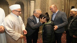 Başkan Büyükkılıç, bayram namazı sonrası vatandaşla bayramlaştı