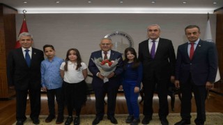 Başkan Büyükkılıç, koltuğunu çocuklara devretti