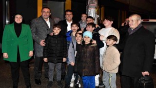 Başkan Dündara çocuklardan yoğun ilgi