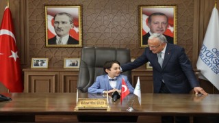 Başkan Güler, koltuğunu minik depremzede Kağana teslim etti