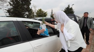Başkan Hürriyet, kabristan ziyareti yapan vatandaşlara çam fidesi dağıttı