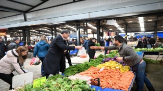 Başkan Kocaman pazar alışverişinde