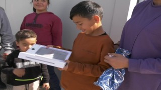 Başkan Muhittin Böcek depremzede öğrencilere tablet gönderildi