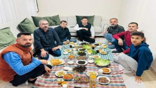 Başkan Özcan iftarda depremzede aileye misafir oldu