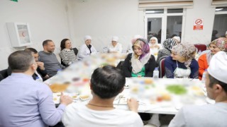 Başkan Özdemir iftarda yetimlerle, sahurda çalışanlarla buluştu