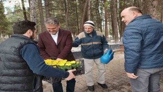 Başkan Suer, ilçe mezarlığında vatandaşlara çiçek takdim etti