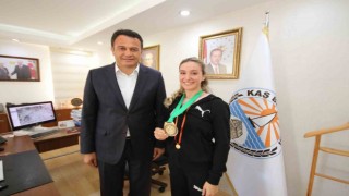 Başkan Ulutaş, Muaythai dünya şampiyonu Zehra Doğanı kabul etti
