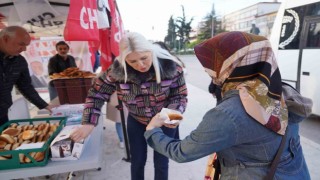 Başkan V. Subaşı işçilere simit ve meyve suyu ikram etti