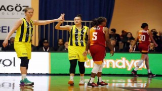Basketbolda derbiyi kazanan Fenerbahçe, yarı final serisinde 1-0 öne geçti