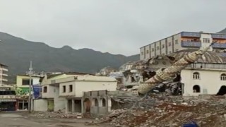 Batmanda çökme tehlikesi bulunan yarım asırlık minare kontrollü olarak yıkıldı
