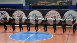 Bayburt Ortaokulu Halk Oyunları ekibi Türkiye finallerinde