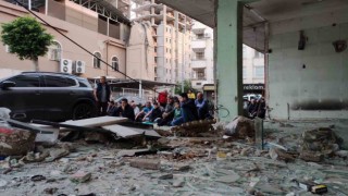 Bayram namazını yıkılması için boşaltılan orta hasarlı binanın altında kıldılar