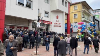 Bayram öncesi banka önünde uzun kuyruklar oluştu