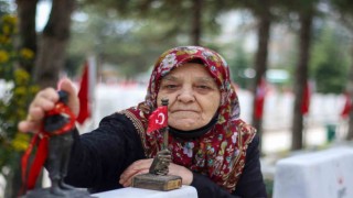 Bayram öncesinde şehit ailelerinin ilk durağı yine şehitlikler oldu