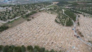 Bayram öncesinde, yakınlarını kaybedenlerin ilk durağı kabristanlar oldu