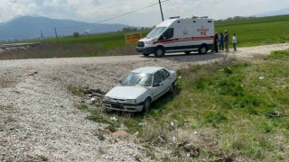 Bayram ziyaretine giden aileyi taşıyan otomobil şarampole girdi 4 kişi yaralandı