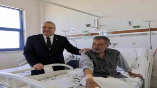 Belediye başkanının kalp masajı yaptığı vatandaş hayata döndü