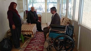 Belediye başkanının Kozanı gezen sınıf arkadaşları tekerlekli sandalye bağışladı