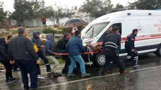 Beton mikseri devrildi, sürücü yaralandı