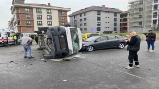 Beylikdüzünde ticari minibüs devrildi: 2 yaralı