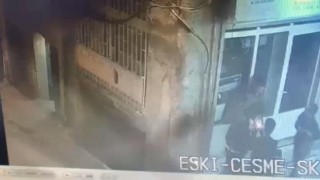 Beyoğlunda bıçaklı gasp kameraya yansıdı: Gençleri dövüp telefonunu çaldı