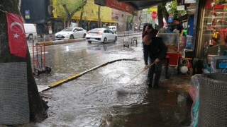 Beyoğlunda esnafın yağmurla imtihanı