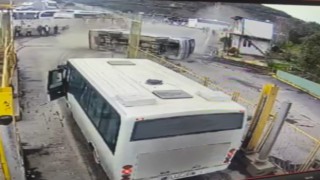 Bigada 17 işçinin yaralandığı otobüs kazası güvenlik kamerasına yansıdı