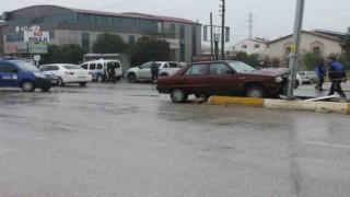 Bigada elektrik direğine çarpan otomobilin sürücüsü yaralandı