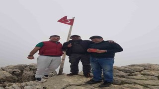 Bin 900 rakımlı zirvede yıpranan Türk bayrağını değiştirdiler