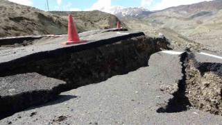 Bingölde heyelan: Yarıkların oluştuğu yol ulaşıma kapandı