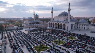 Binlerce kişi bayram namazında Mevlana Meydanında buluştu