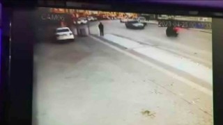 Biri ters şeride girdi, diğeri vurup kaçtı... Hayrete düşüren kaza kamerada