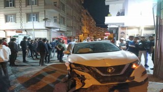Bismilde otomobiller kafa kafaya çarpıştı