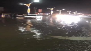 Bitliste sağanak yağış sonrası cadde ve sokaklar dereye döndü