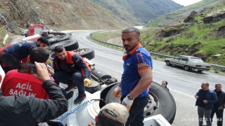 Bitliste yakıt dolu tır devrildi: 1 yaralı