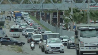 Bodrumda bayram yoğunluğu başladı, trafik kuyruğu uzadıkça uzadı
