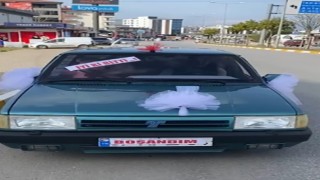 Boşandıktan sonra aracını gelin arabası gibi süsledi, ayrılığı şehir turu yaparak kutladı