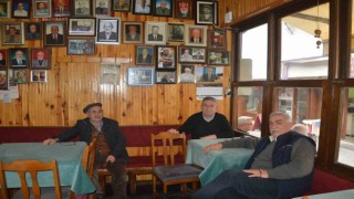 Bu kahvehanede vefat eden müdavimler fotoğraf çerçevesinde yaşatılıyor